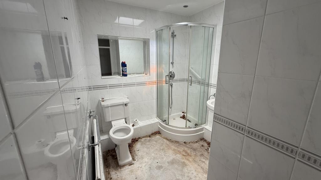 Lot: 29 - SEMI-DETACHED BUNGALOW IN NEED OF REFURBISHMENT - Internal image of shower room